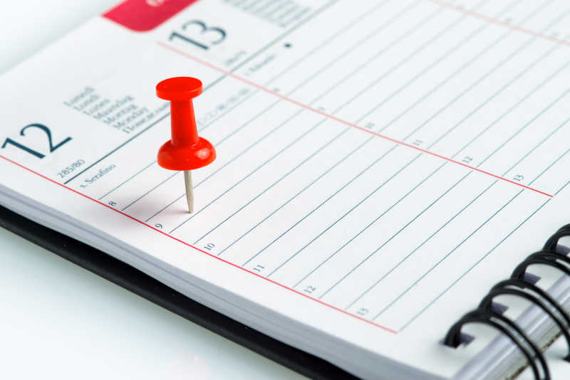 日程本和红色图钉