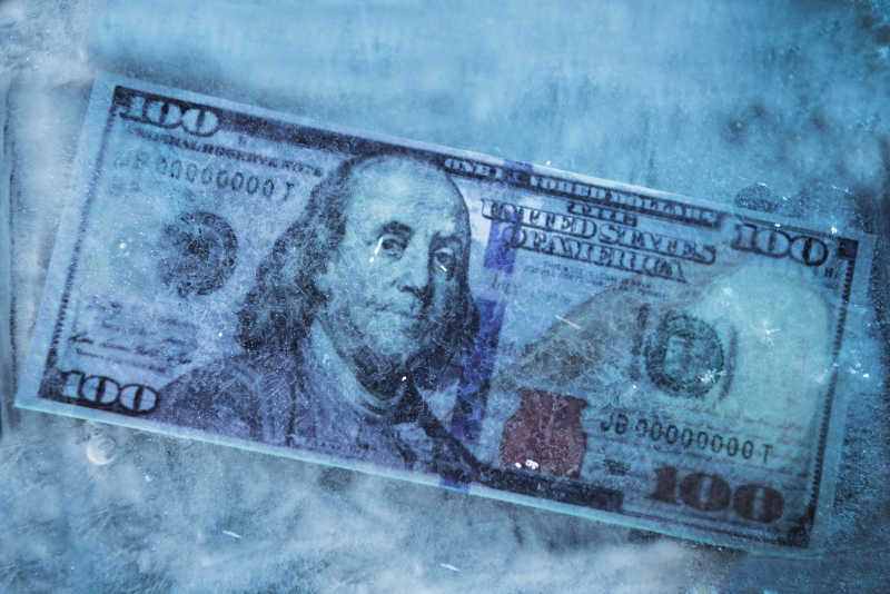 冰冻的100美元钞票