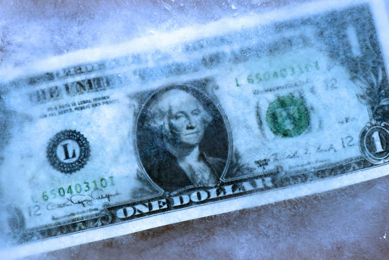 被冻在冰块里的美元钞票