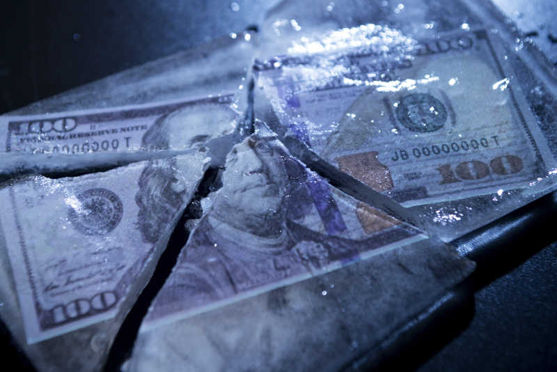 分解的美元冰块