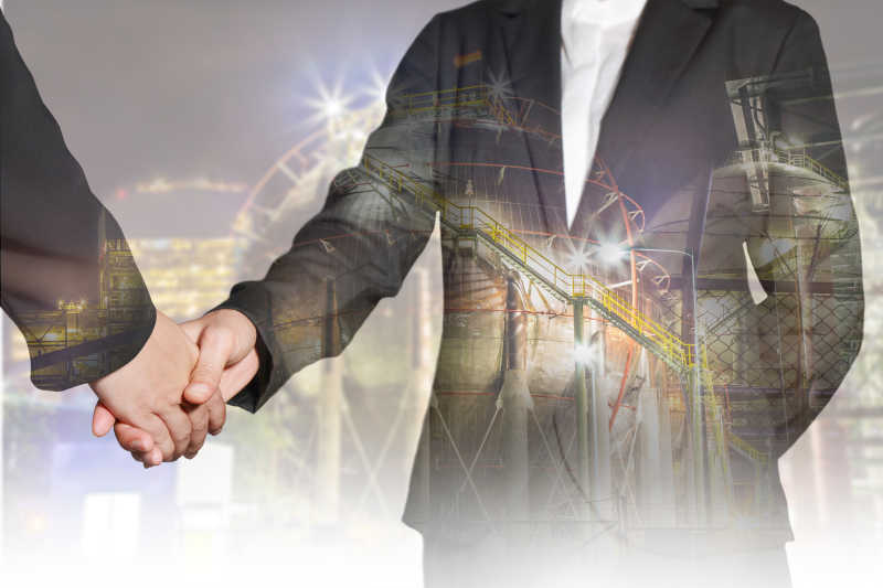 握手的商人和发电厂双重曝光