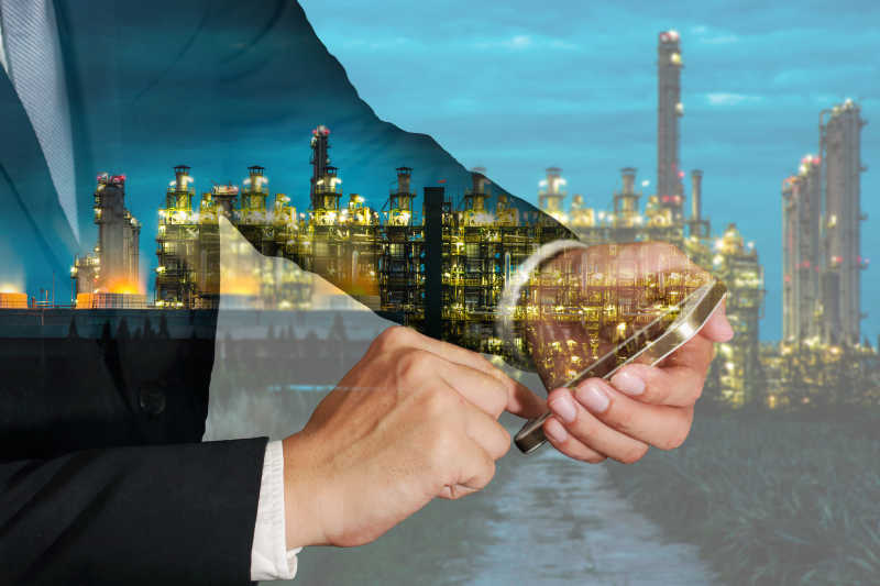 操作手机的商人和城市背景