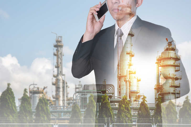 接电话的人和发电厂双重曝光