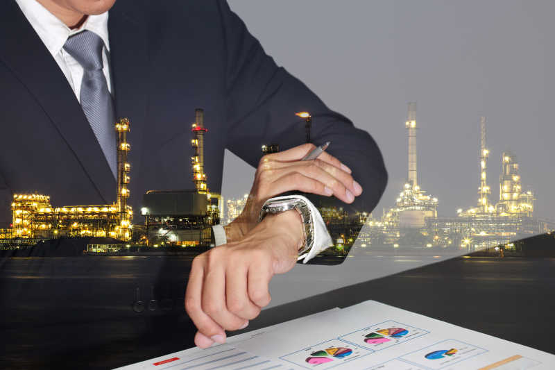 双重曝光握手的商人和夜间的都市建筑