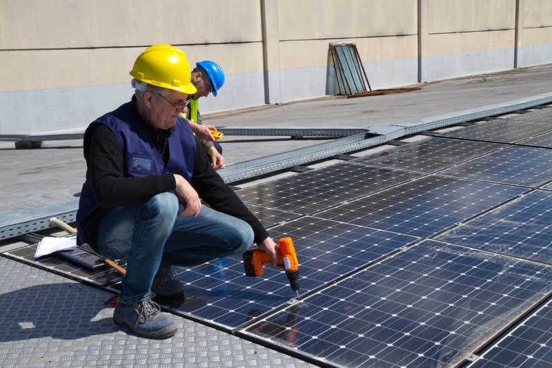 安装工人安装太阳能电板