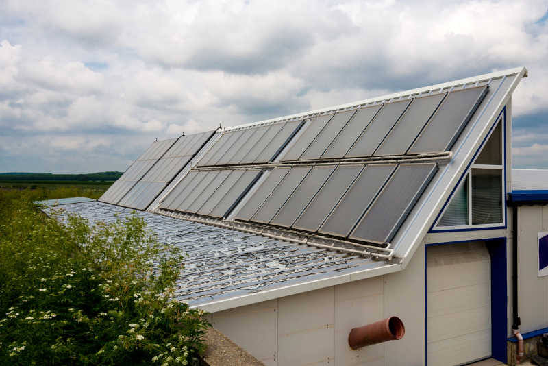 铺在屋顶上的太阳能电板