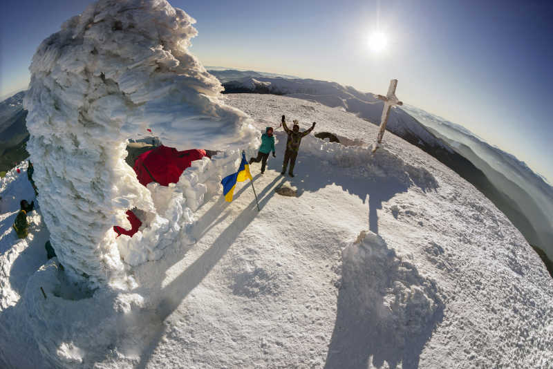 登山者在山顶欢呼