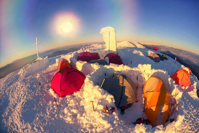 雪山顶上的帐篷