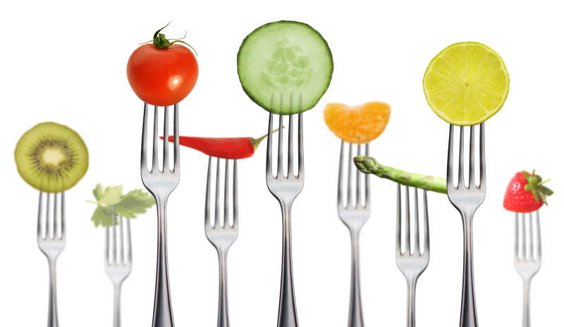 许多蔬菜和水果叉