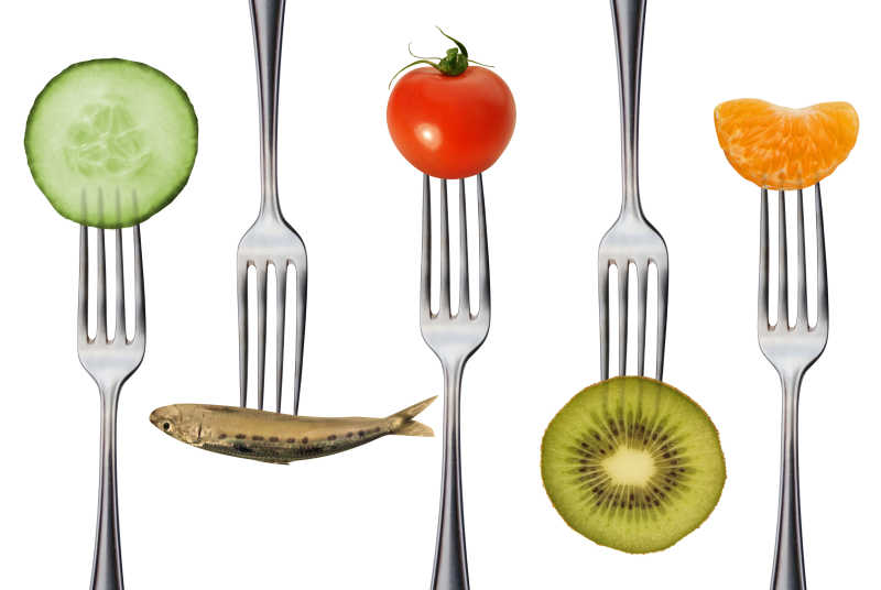 有序排列的刀叉和健康蔬菜
