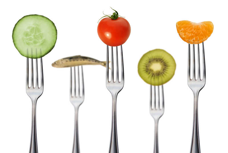一个个刀叉和健康水果蔬菜