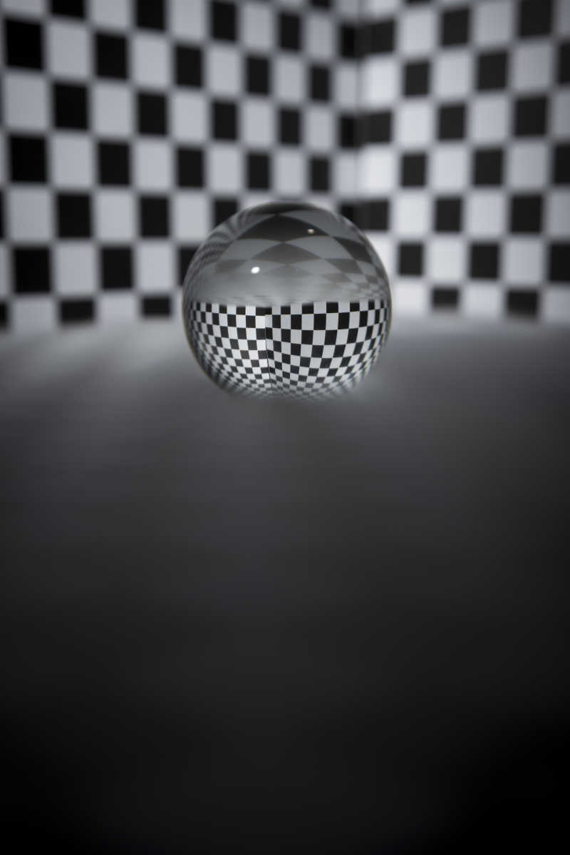 水晶球上的黑白格子倒影
