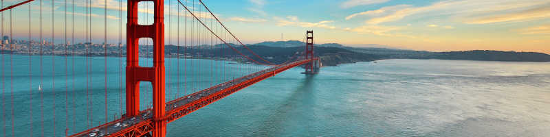 横跨在海面上的金门大桥