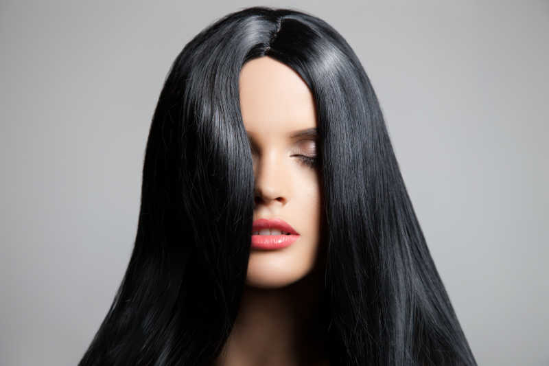 年轻女孩漂亮迷人的柔顺黑发