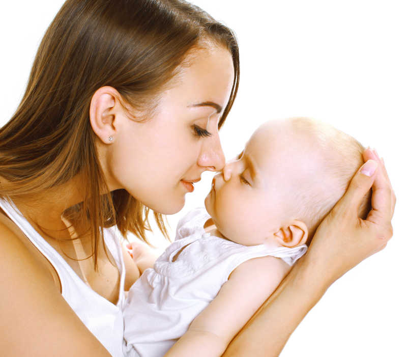 抱着可爱宝宝的年轻妈妈