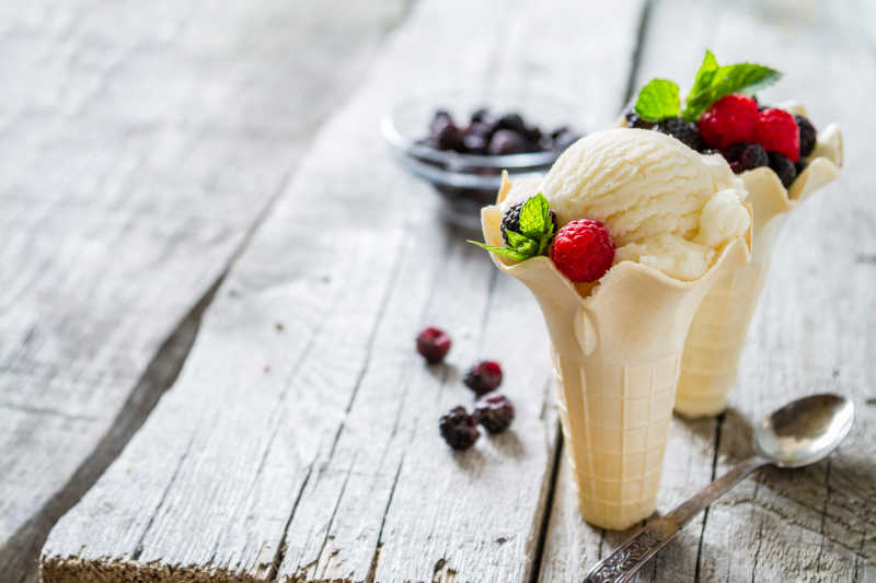 木制背景上的装在蛋筒里的冰淇淋