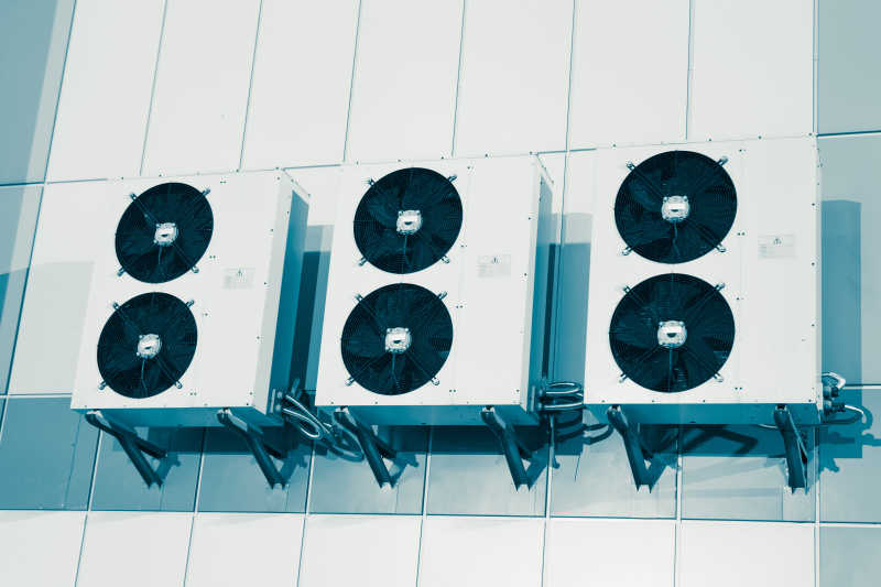 墙壁上放着三台空调外机