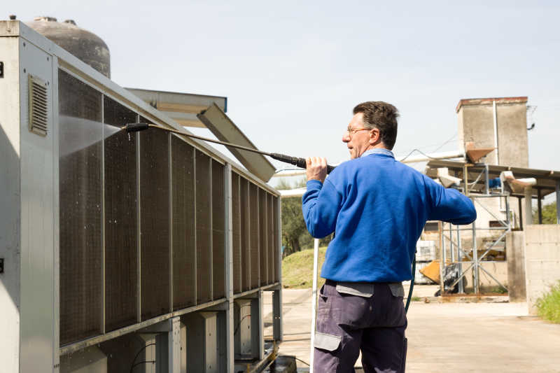 正在清理空调外机