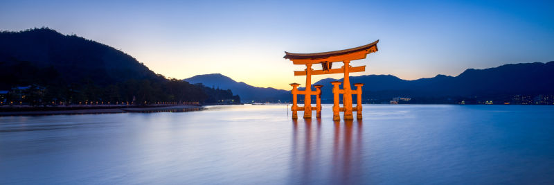 夜晚日本的湖泊