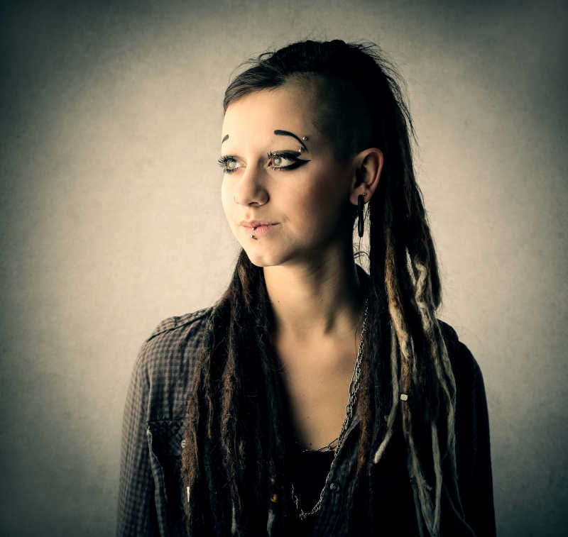 朋克风妆容的女孩