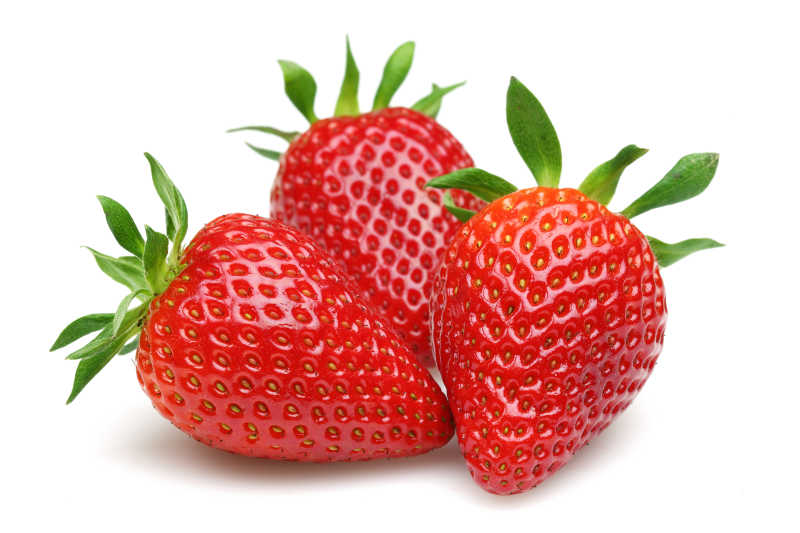 白色背景下新鲜的草莓