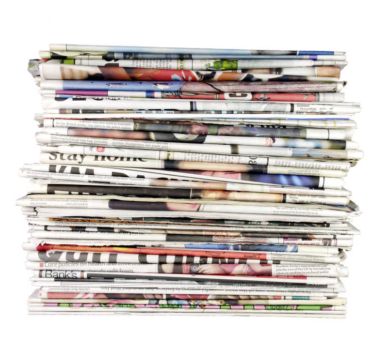 堆放整齐的报纸