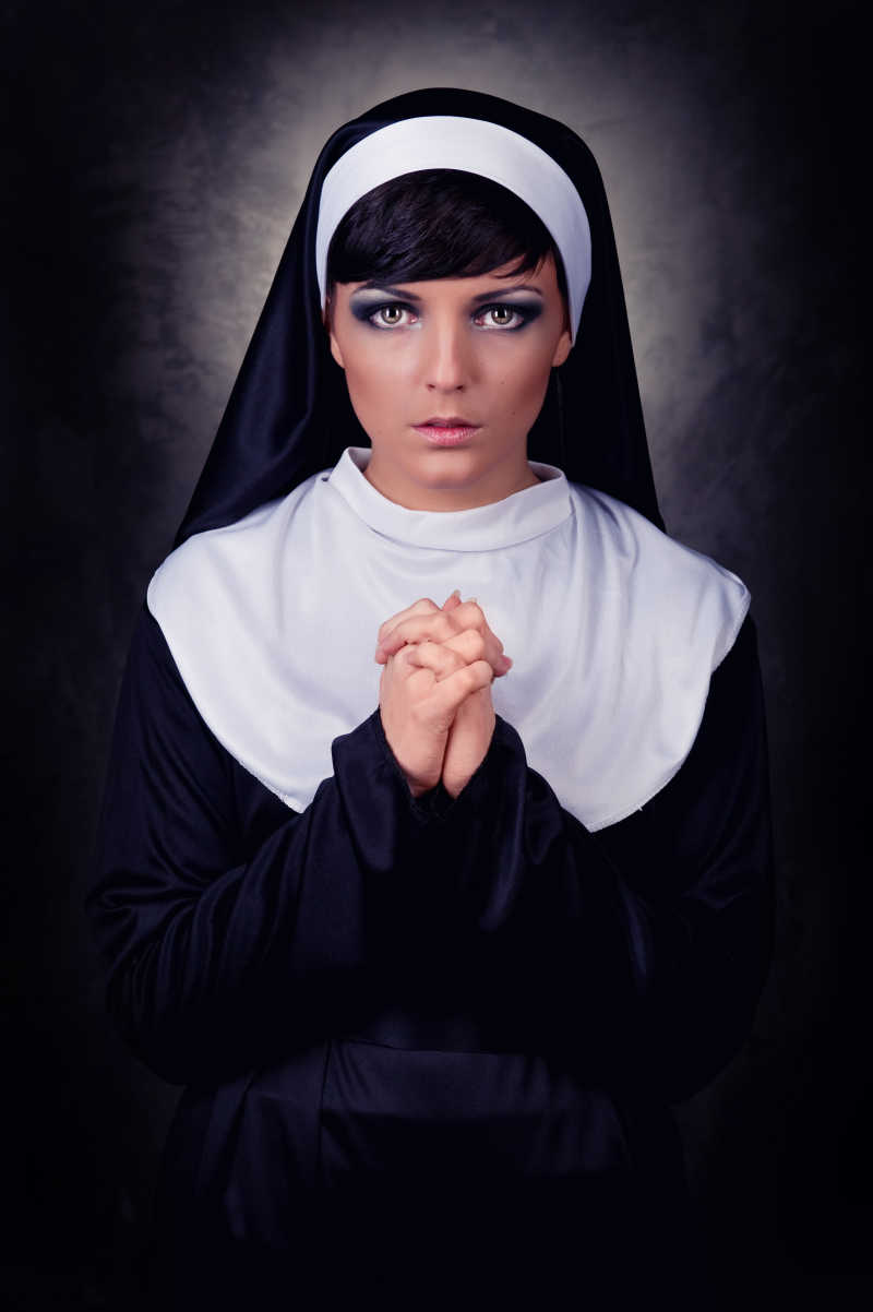 美丽的修女在认真祷告