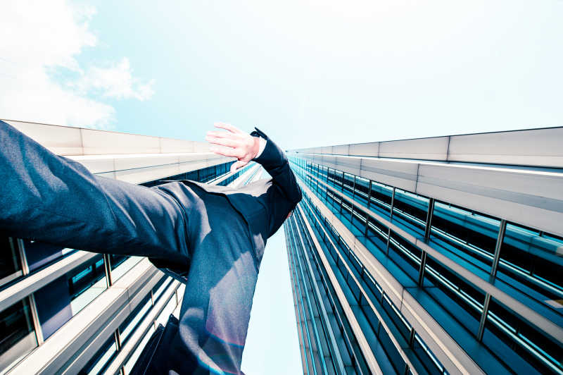 高楼大厦背景下行走的商人