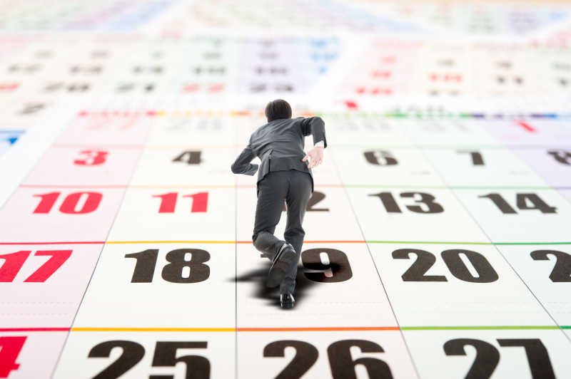在日历上奔跑的商人