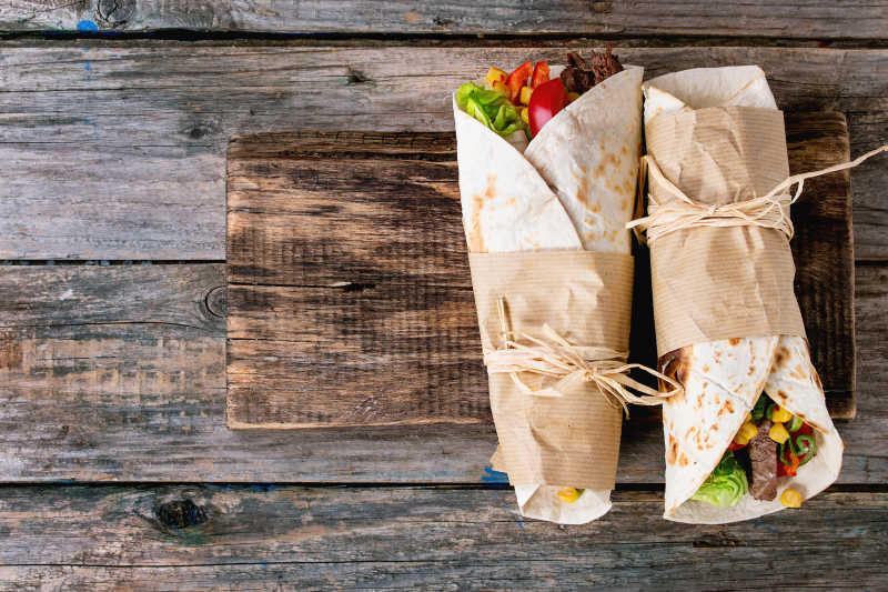 面有牛肉和蔬菜玉米煎饼