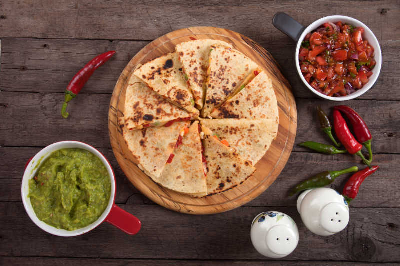 餐桌上的麻辣玉米饼和鳄梨酱