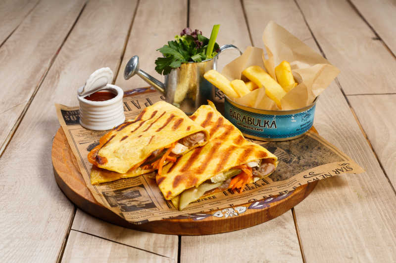 餐桌上的托盘中的玉米饼和薯条