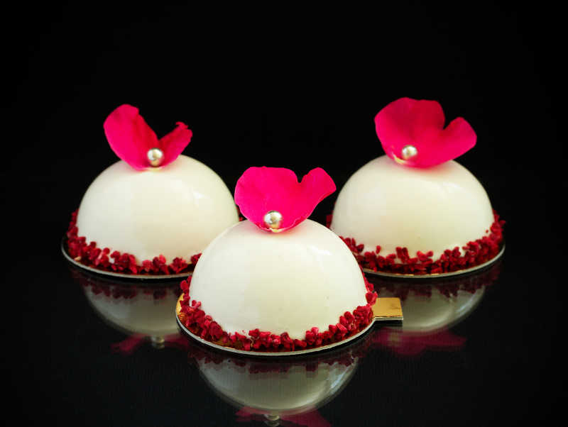 黑色背景下的精致蛋糕