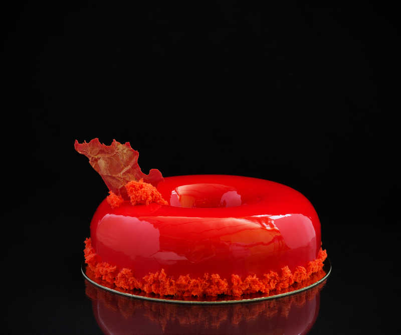 黑色背景中的大红色蛋糕