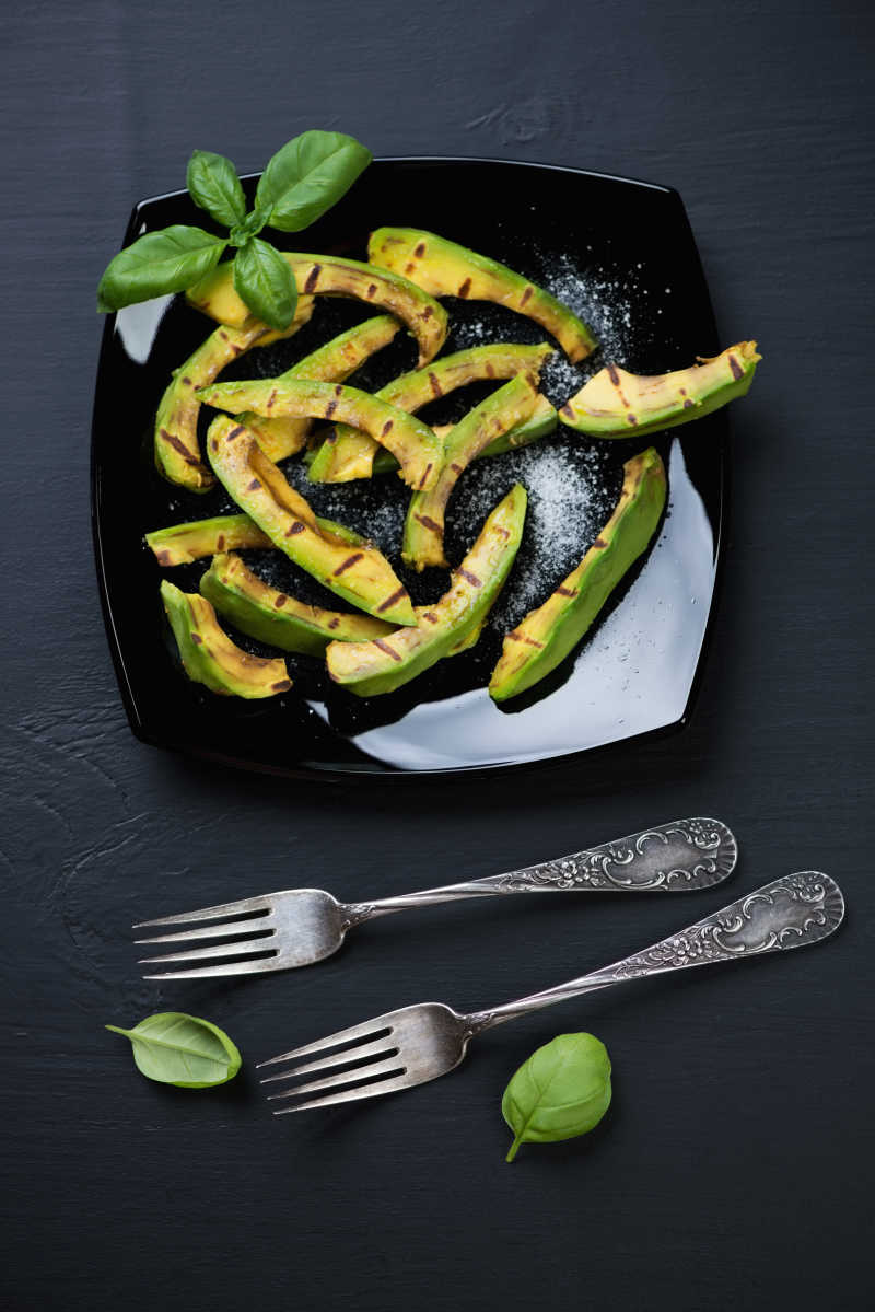 黑色碗盘中的牛油果