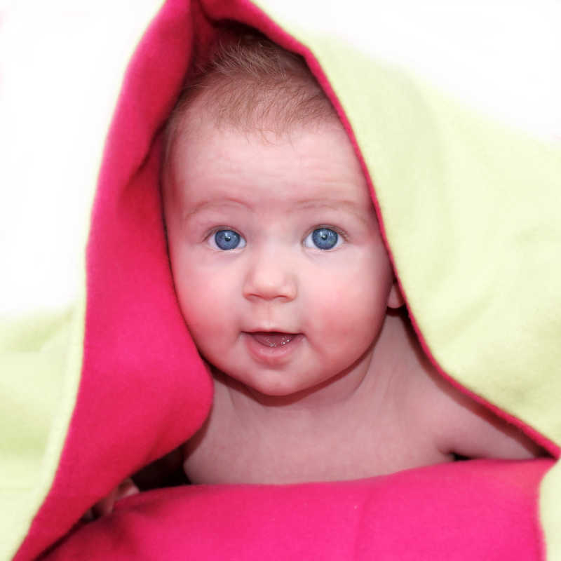 毯子包裹着的婴儿