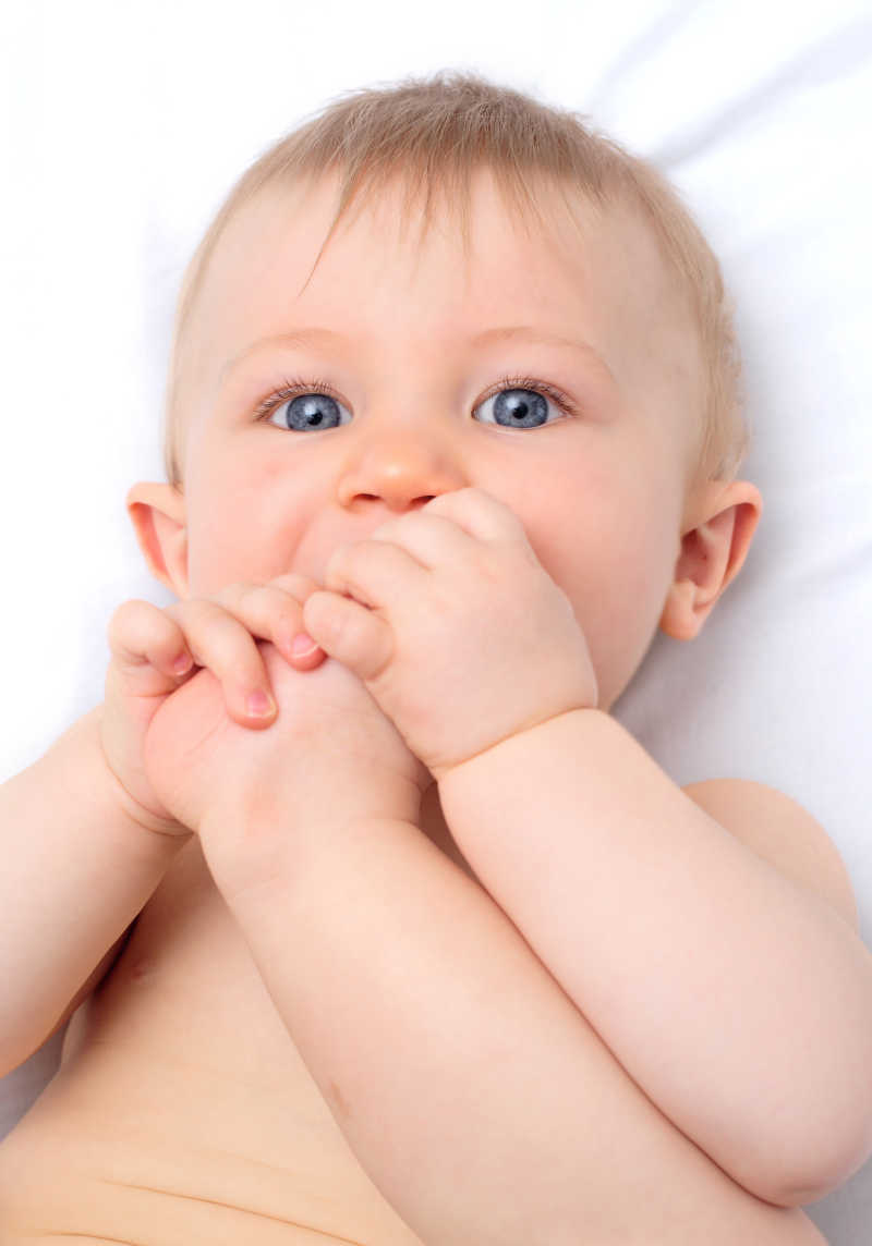 啃自己脚的婴儿