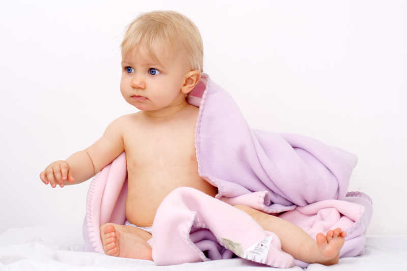 挣脱里毛毯的婴儿