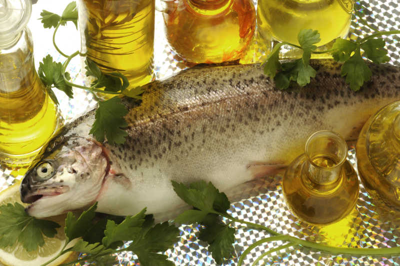 橄榄油和一条鱼