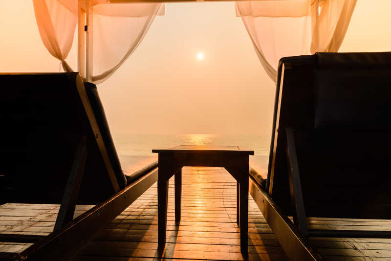 夕阳下的双人休闲椅