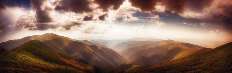 蓝天下有云的喀尔巴阡山谷 风景
