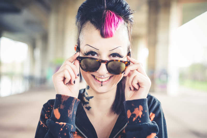 年轻美丽朋克暗黑的女孩