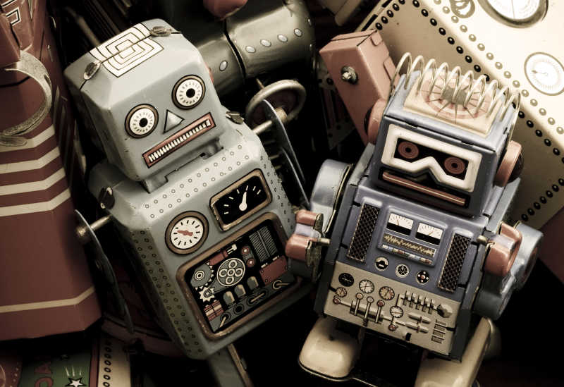 破旧的机器人玩具盒