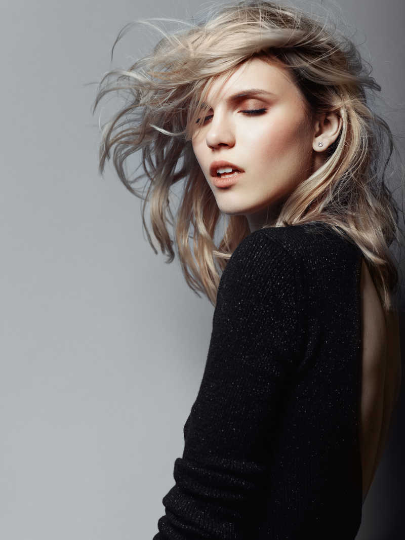 美丽迷人的性感金发美女