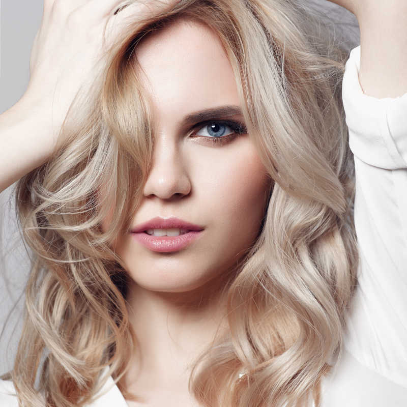 一个美丽的性感金发女人的肖像