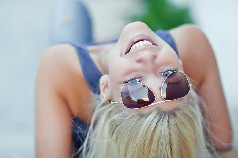 戴着墨镜的性感金发女人