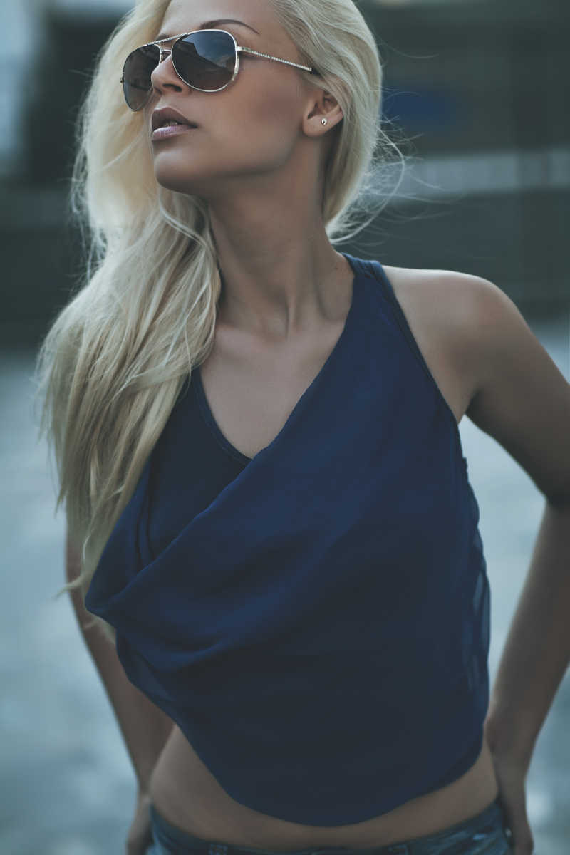 戴着墨镜的金发美女