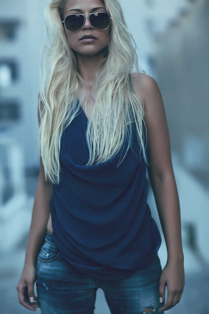 戴墨镜的金发女生