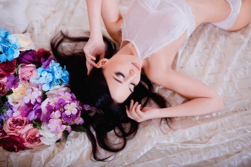 穿着白色内衣的性感优雅女人