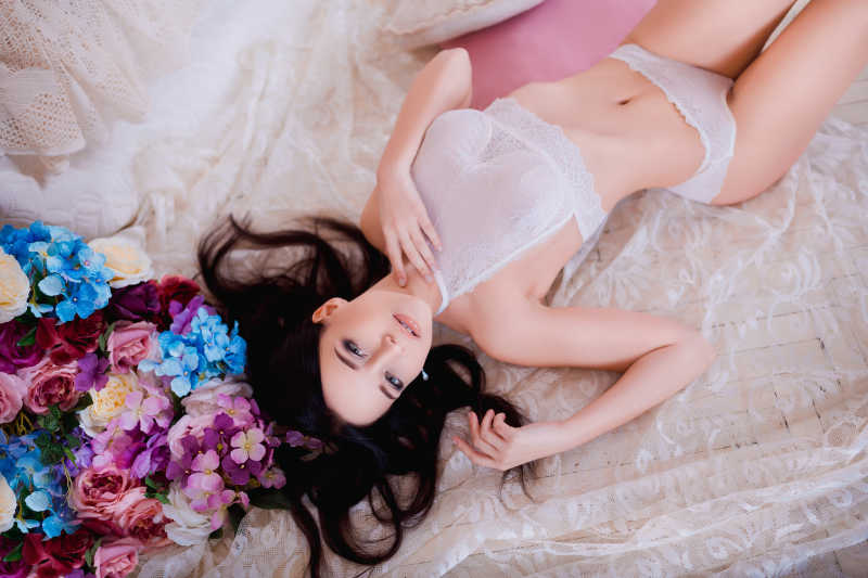 性感的内衣美女模特与花束